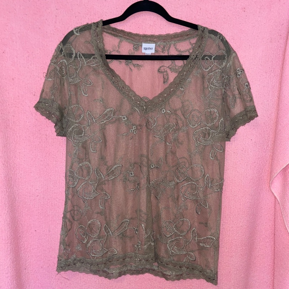 🧚🏻♀️3 for 20$🧚🏻♀️Army green flower mesh top